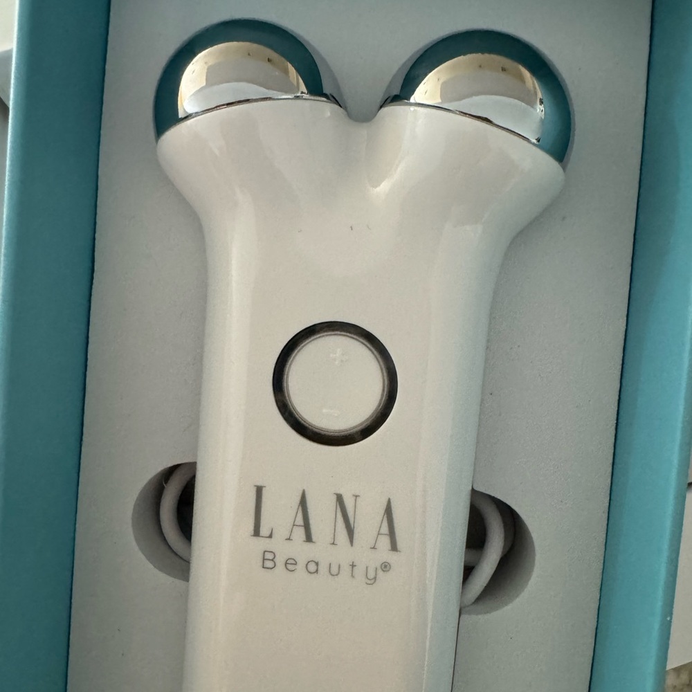 Facial microcurrent tightening massager device